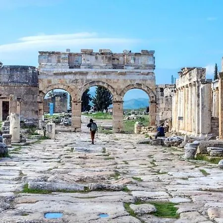 Hotel Artemis Yoeruek Old Town *